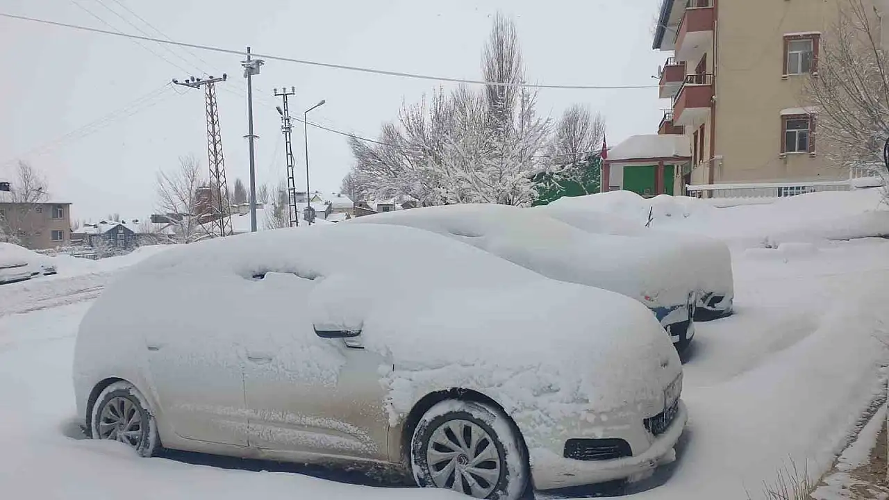 Başkale’de Kapanan Yollar Ne Zaman Açılacak?