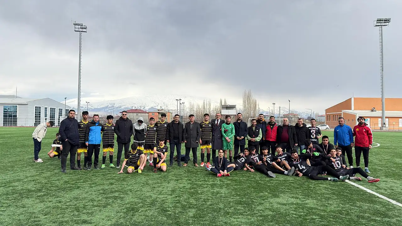 Doğubayazıt’ta Liseler Arası Futbol Turnuvasının Şampiyonu Belli Oldu