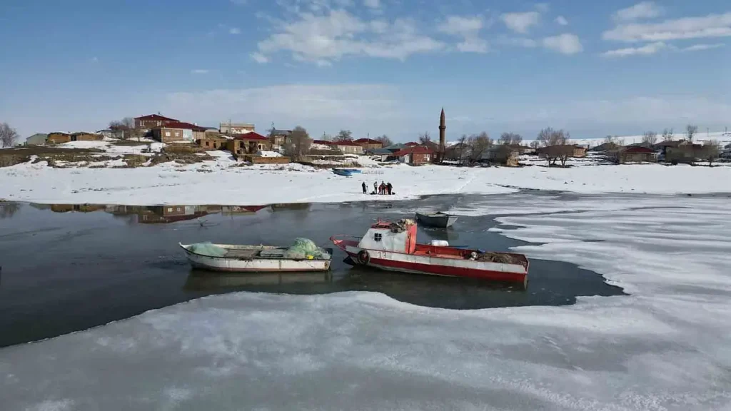 Baharın gelişiyle donan göller canlanıyor