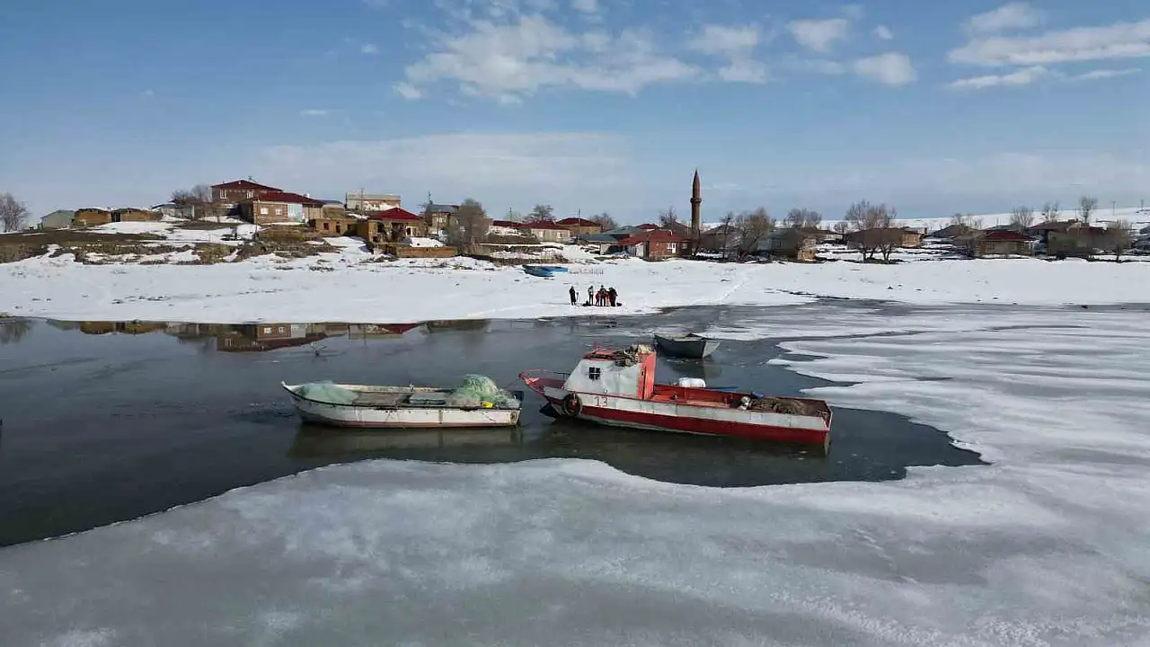 Baharın gelişiyle donan göller canlanıyor
