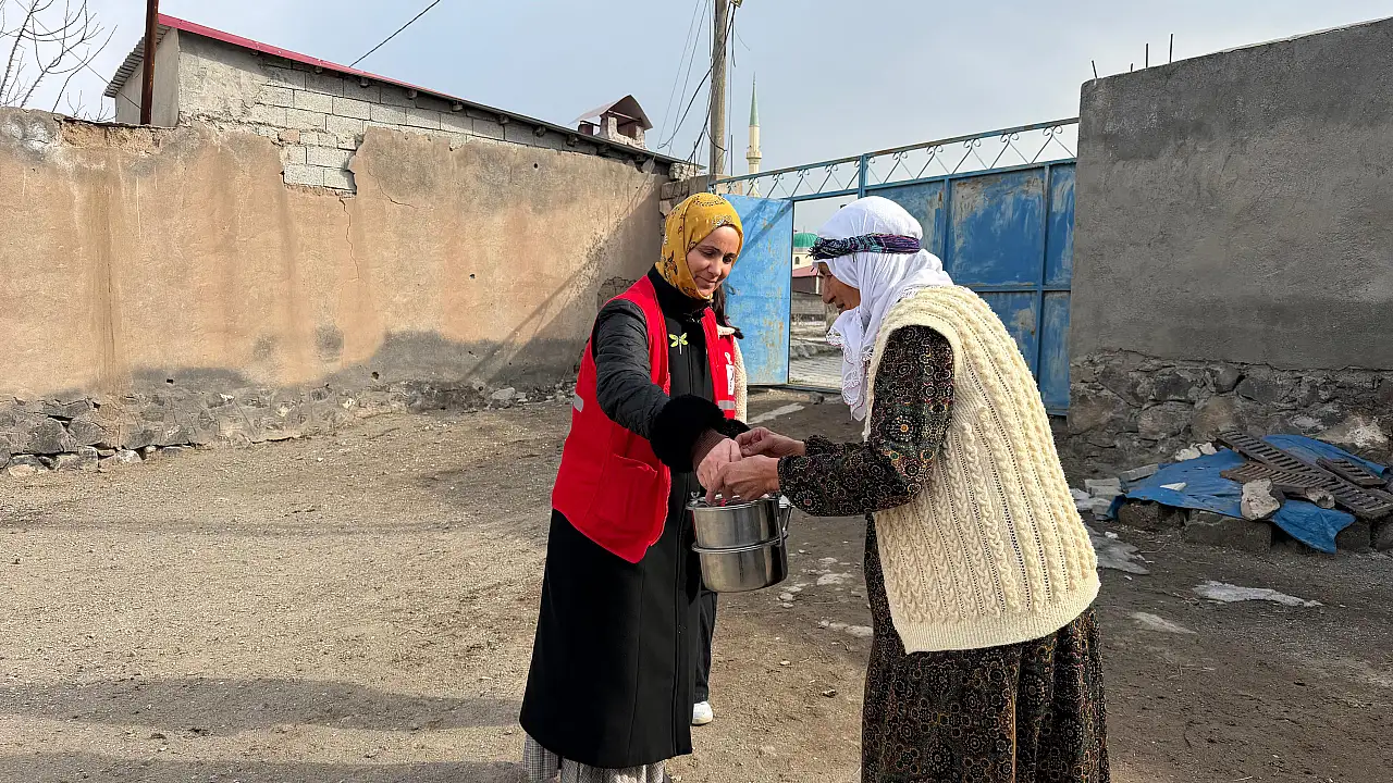 Ağrı’da İhtiyaç Sahiplerine Sıcak Yemek Yardımı Devam Ediyor