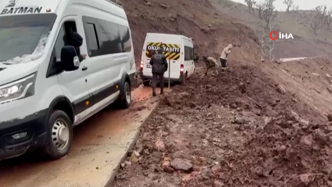 Köylüler, heyelanda mahsur kalan öğrenci servisini kurtardı