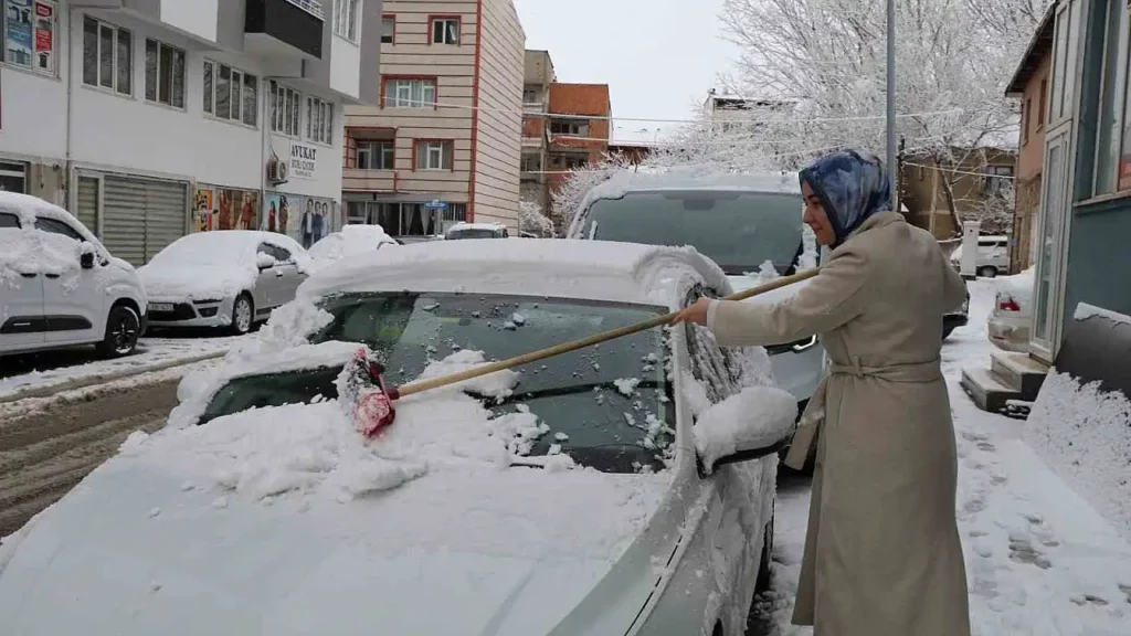 Oltu’da Kar Yağışı Ulaşımı Zora Soktu