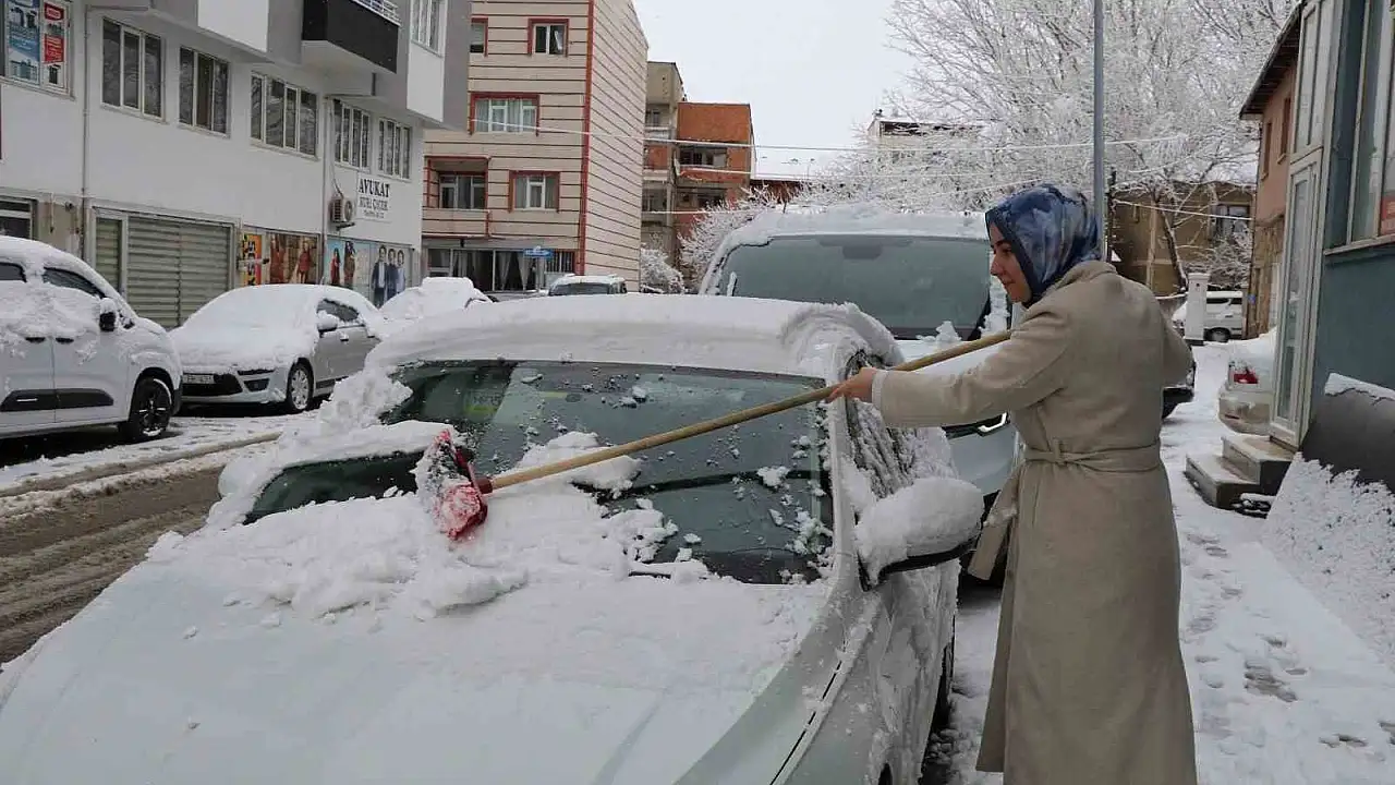 Oltu’da Kar Yağışı Ulaşımı Zora Soktu