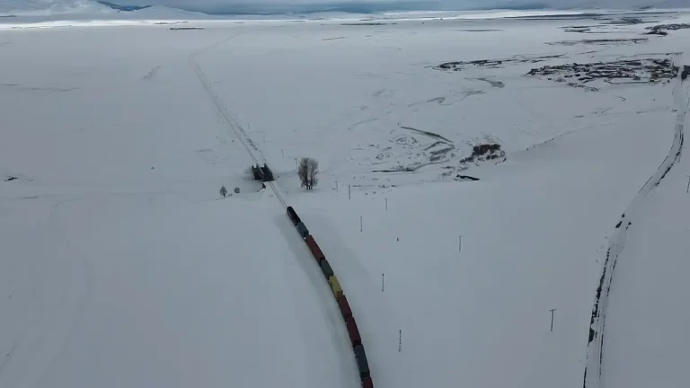 Kars’ta Kış Manzarası: Yük Treni Büyüleyici Görüntü Sundı