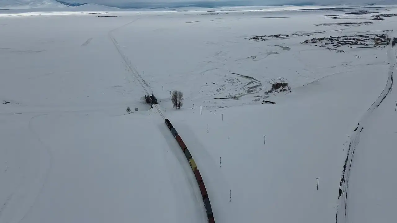 Kars’ta Kış Manzarası: Yük Treni Büyüleyici Görüntü Sundı