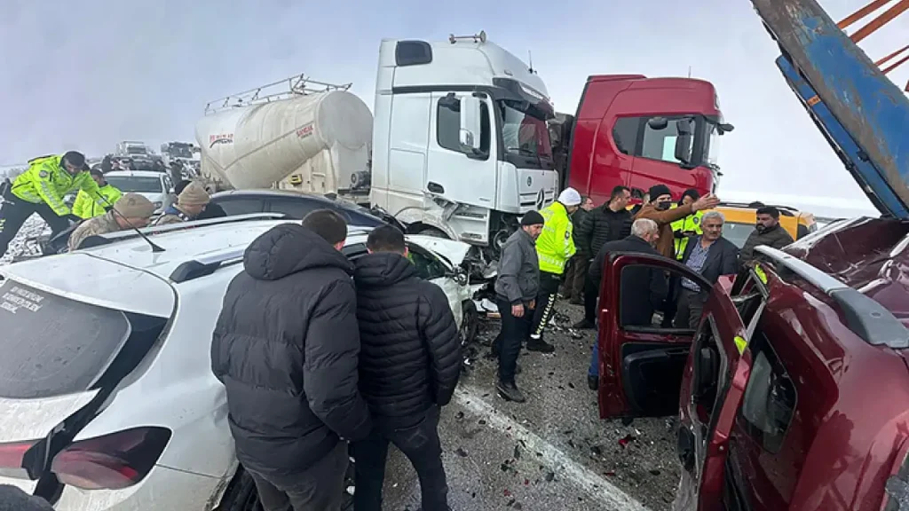 Erzurum’da Zincirleme Kaza: 1 Ölü, 31 Yaralı