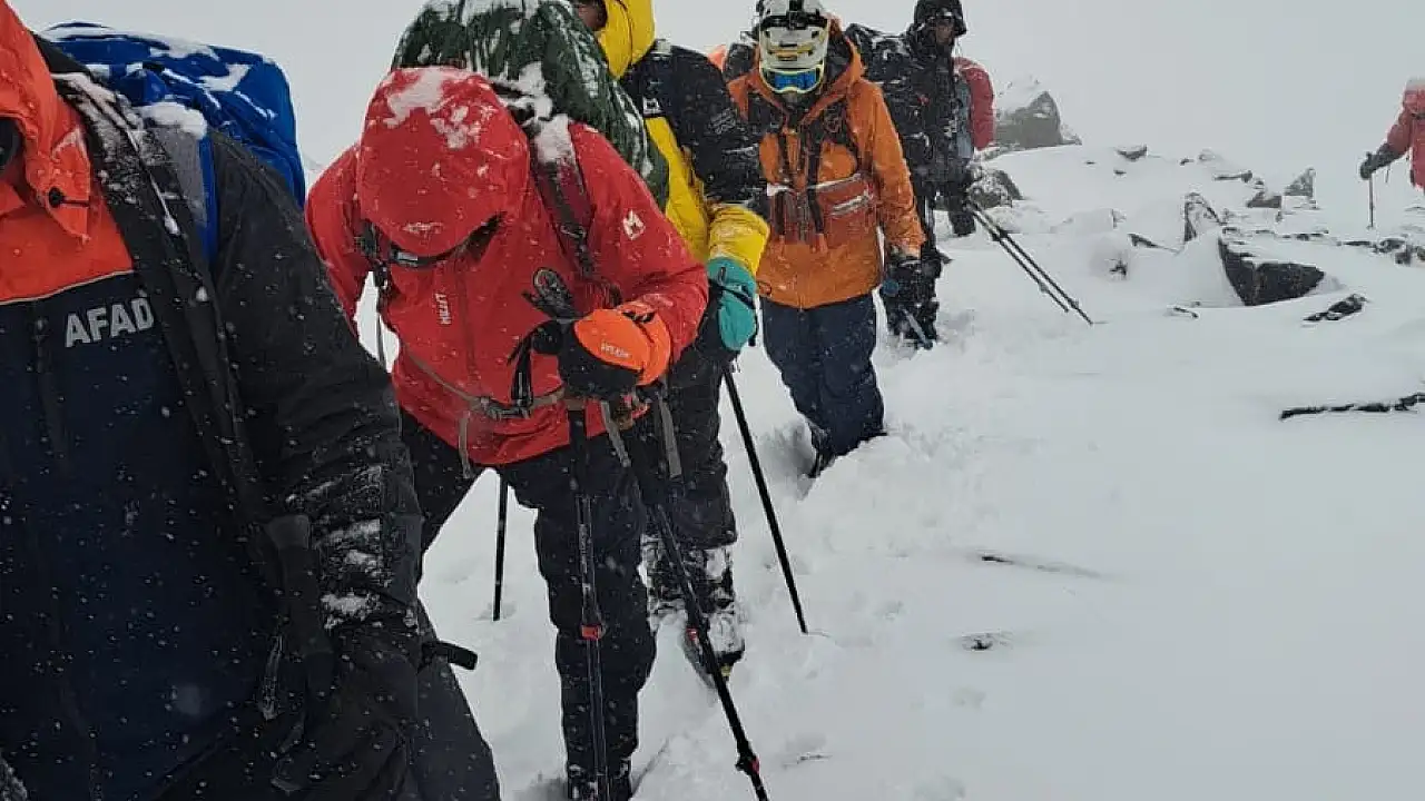 Ağrı Dağı’nda Kar Fırtınasına Yakalanan Dağcılar İçin Arama Başlatıldı