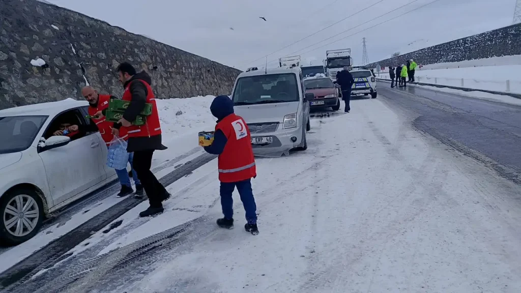 Ağrı’da Kar Yağışı Ulaşımı Olumsuz Etkiledi!