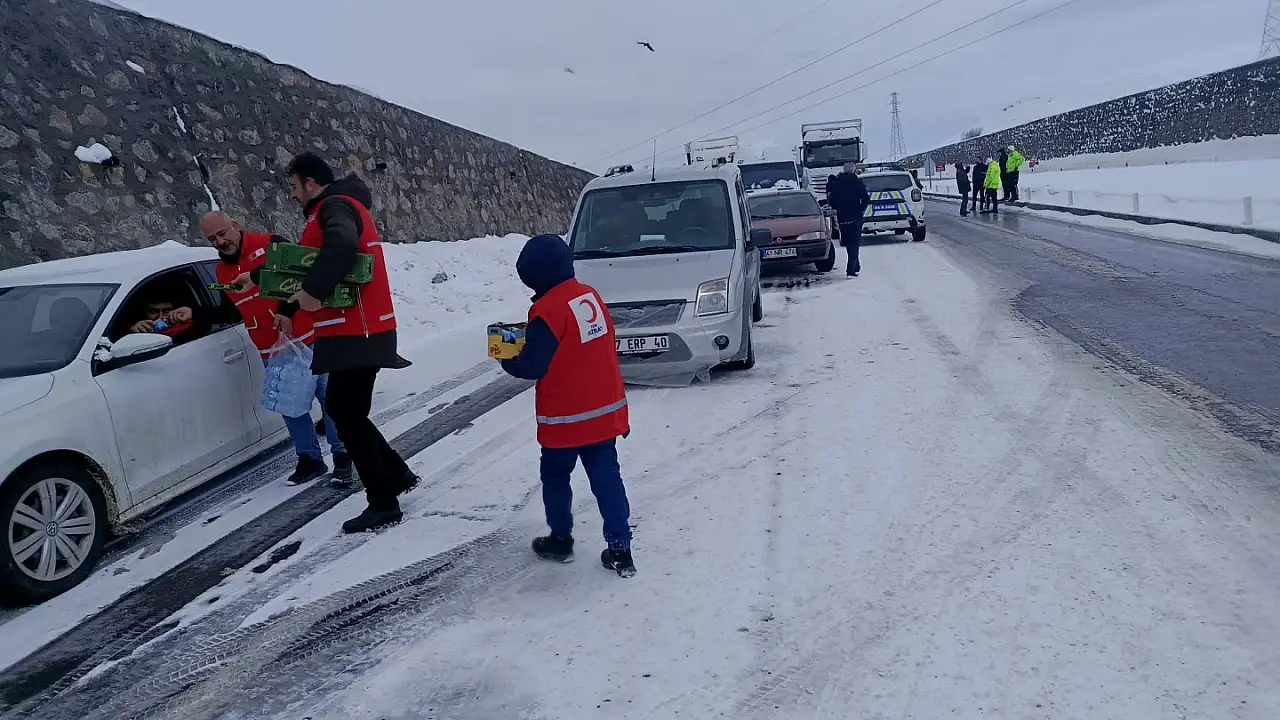 Ağrı’da Kar Yağışı Ulaşımı Olumsuz Etkiledi!