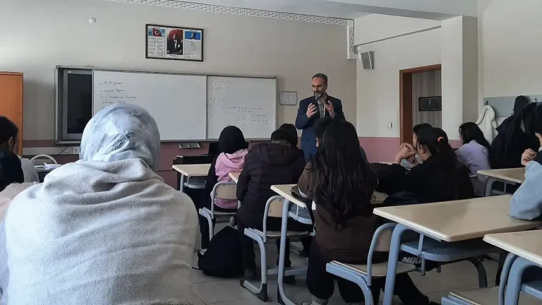 Ağrı’da Liselerde Gençler İçin Önemli Konferanslar Düzenleniyor