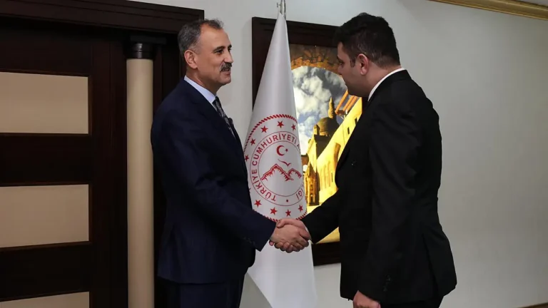 Ağrı Valisi Önder Bozkurt, Bayramda Vatandaşlarla Buluştu