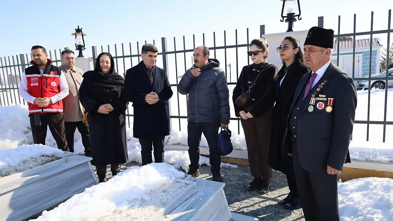 Ağrı’da Şehitlikte Duygusal Bayram Ziyareti