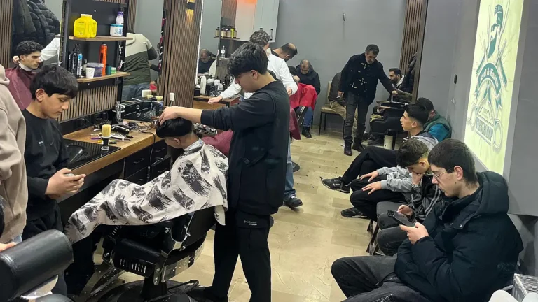Ağrı’da Berberler Gece Çalışarak Bayrama Hazırlanıyor