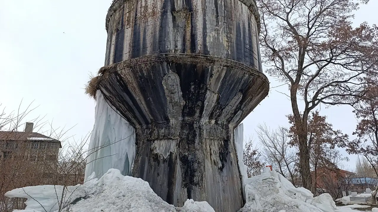 Ağrı’da Donmuş Su Deposunda Çözülme Başladı