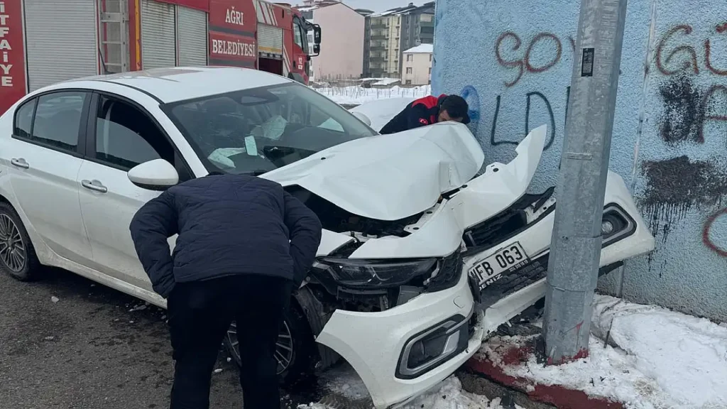 Ağrı’da elektrik direğine çarpan otomobilde şok anlar