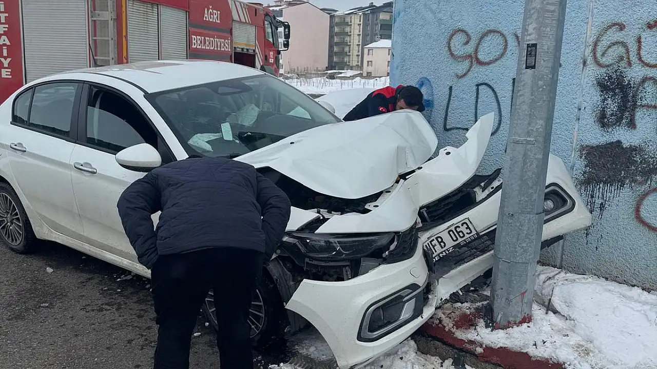 Ağrı’da elektrik direğine çarpan otomobilde şok anlar