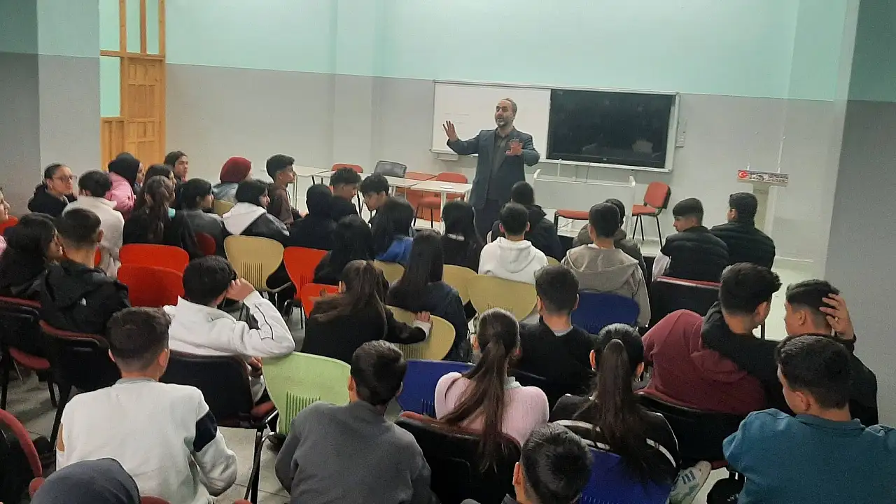 Ağrı’da Gençlere İman ve Ahlak Eğitimi Verildi