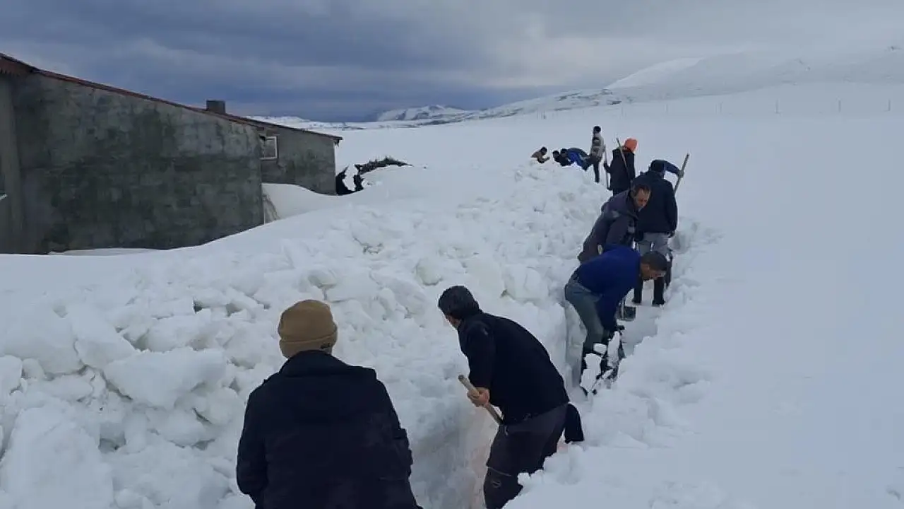 Ağrı’da Köylüler Sel Riskine Karşı Su Kanalları Açıyor