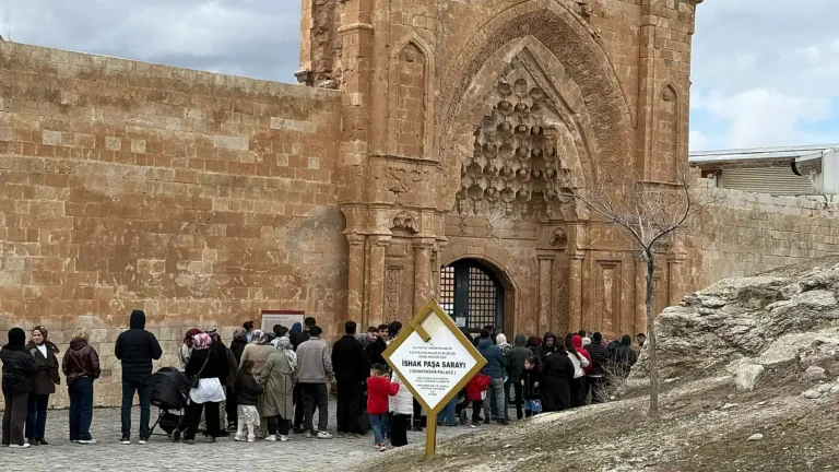 Bayramda İshak Paşa Sarayı’na Yoğun İlgi Nedenleri