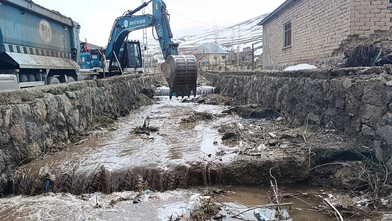 Ağrı’da Taşkın Riski İçin Dere Islah Çalışmaları Devam Ediyor