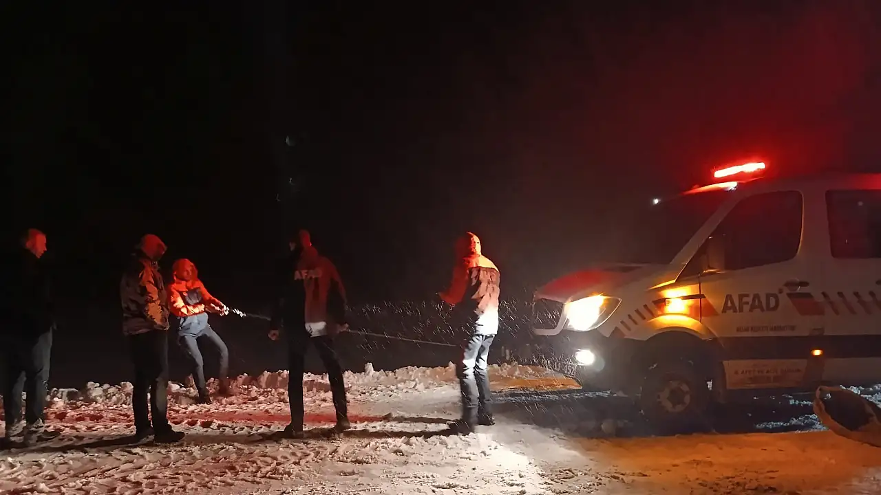 Ağrı’da Kar Fırtınası: Şarampole Yuvarlanan Araçta 4 Kişi Kurtarıldı