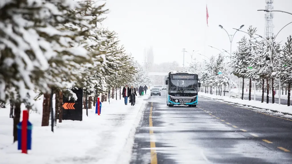AİÇÜ Kış Manzaralarıyla Büyülüyor, Öğrenciler Fotoğraflıyor
