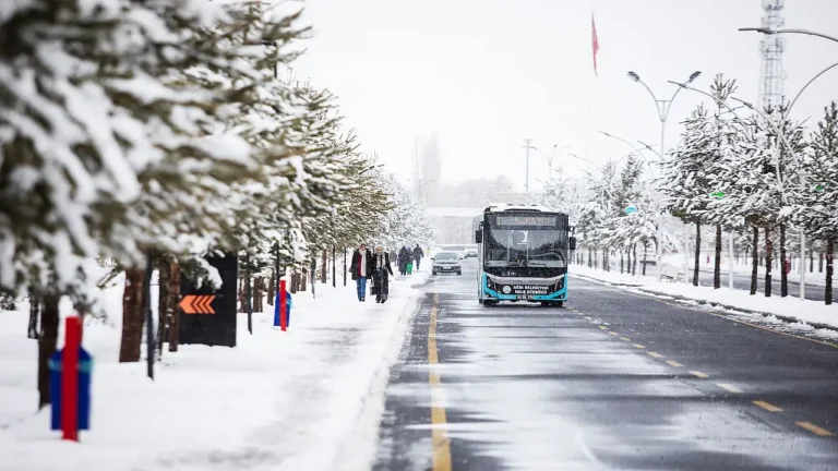 AİÇÜ Kış Manzaralarıyla Büyülüyor, Öğrenciler Fotoğraflıyor