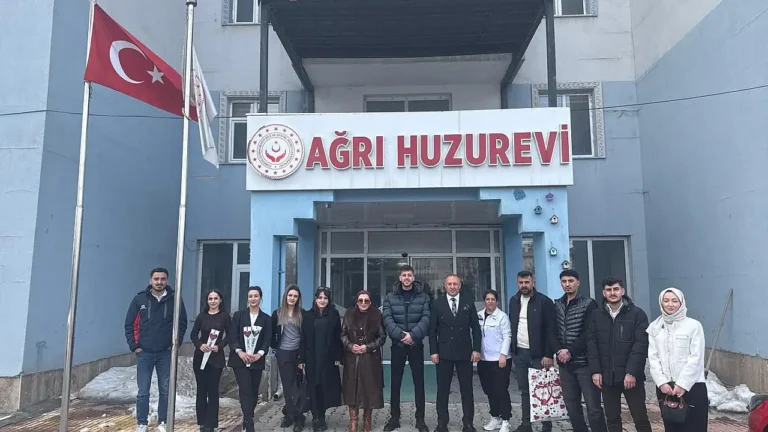 AİÇÜ Öğrencileri Huzurevi Ziyaretiyle Bayram Coşkusunu Paylaştı