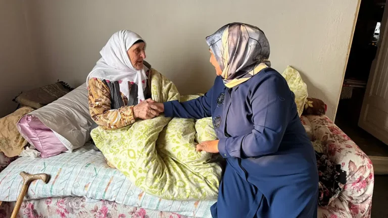 AK Parti Kadın Kolları Ramazan’da Gönül Ziyaretleri Yapıyor