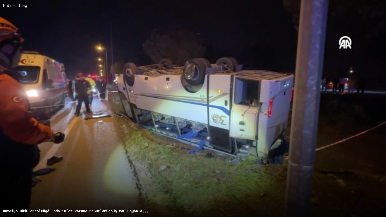 Döşemealtı’nda İnfaz Koruma Memurlarını Taşıyan Otobüs Devrildi