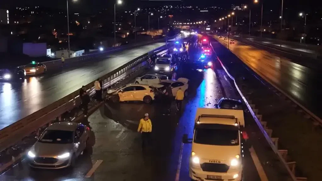 Ataşehir’de Yağmura Rağmen Zincirleme Kaza: 8 Araç Karıştı