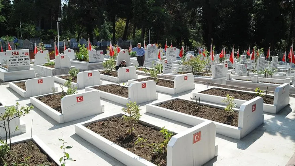 Bayram Öncesi Şehitliklerde Yapılan Bakım Çalışmaları