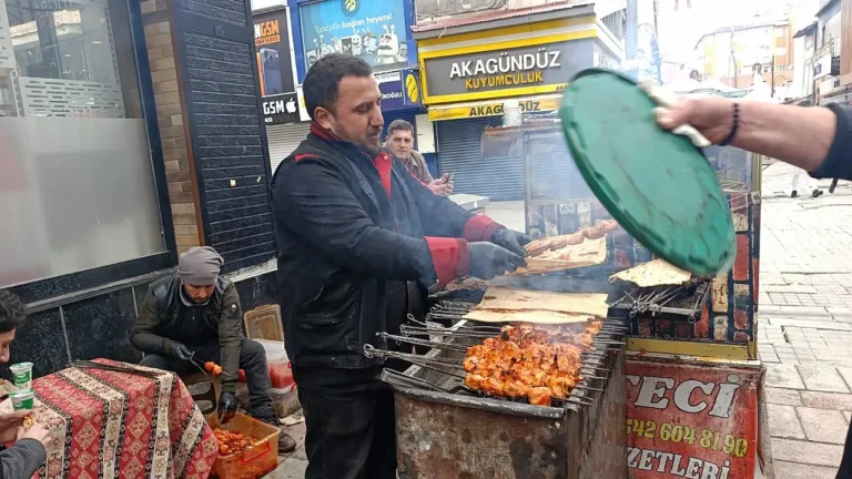 Bayramda Ağrı’nın Sokakları Seyyar Kebapçılara Emanet