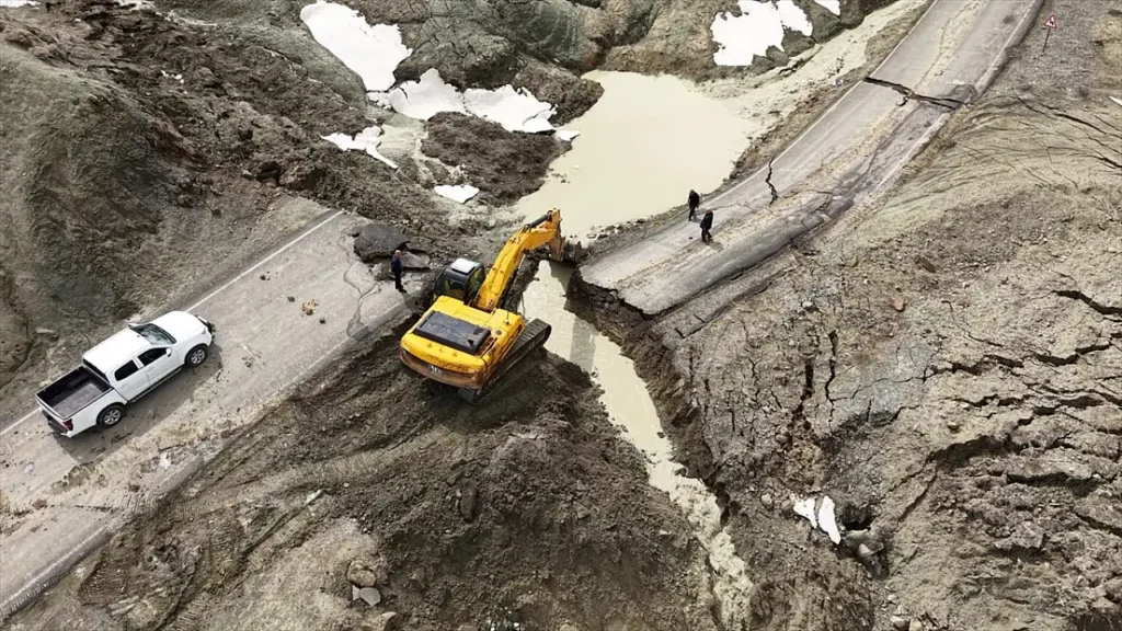 Bingöl’de Sağanak Yağış Sonrası Yol Çöktü