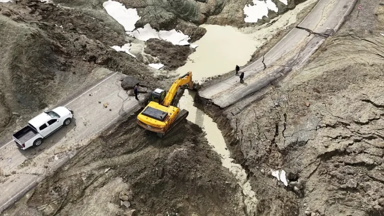 Bingöl’de Sağanak Yağış Sonrası Yol Çöktü