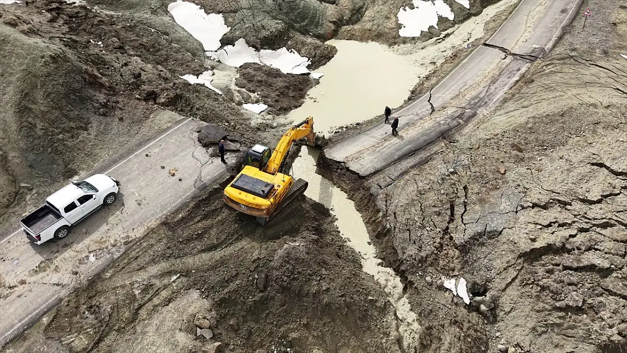 Bingöl’de Sağanak Yağış Sonrası Yol Çöktü