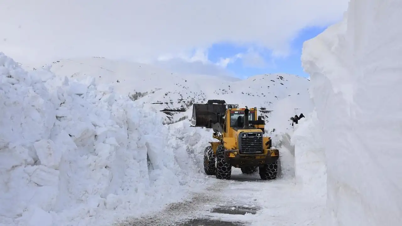 Bitlis’te 5 Metrelik Kar Yığınlarıyla Mücadele