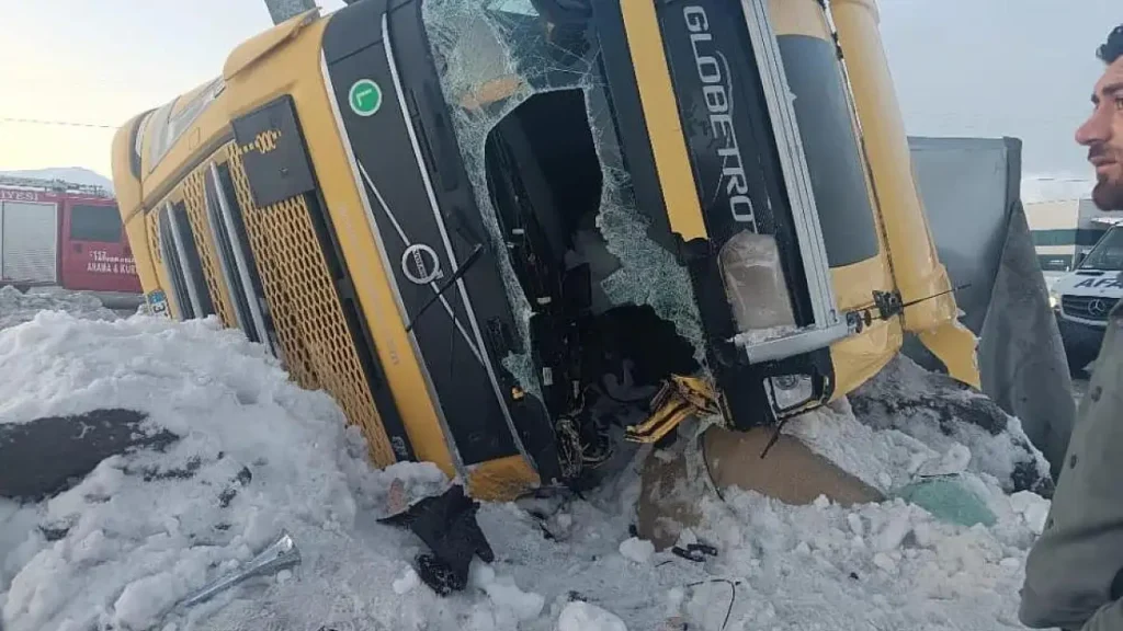 Bitlis’te Buzlanma Nedeniyle 2 Tır Devrildi: 1 Yaralı