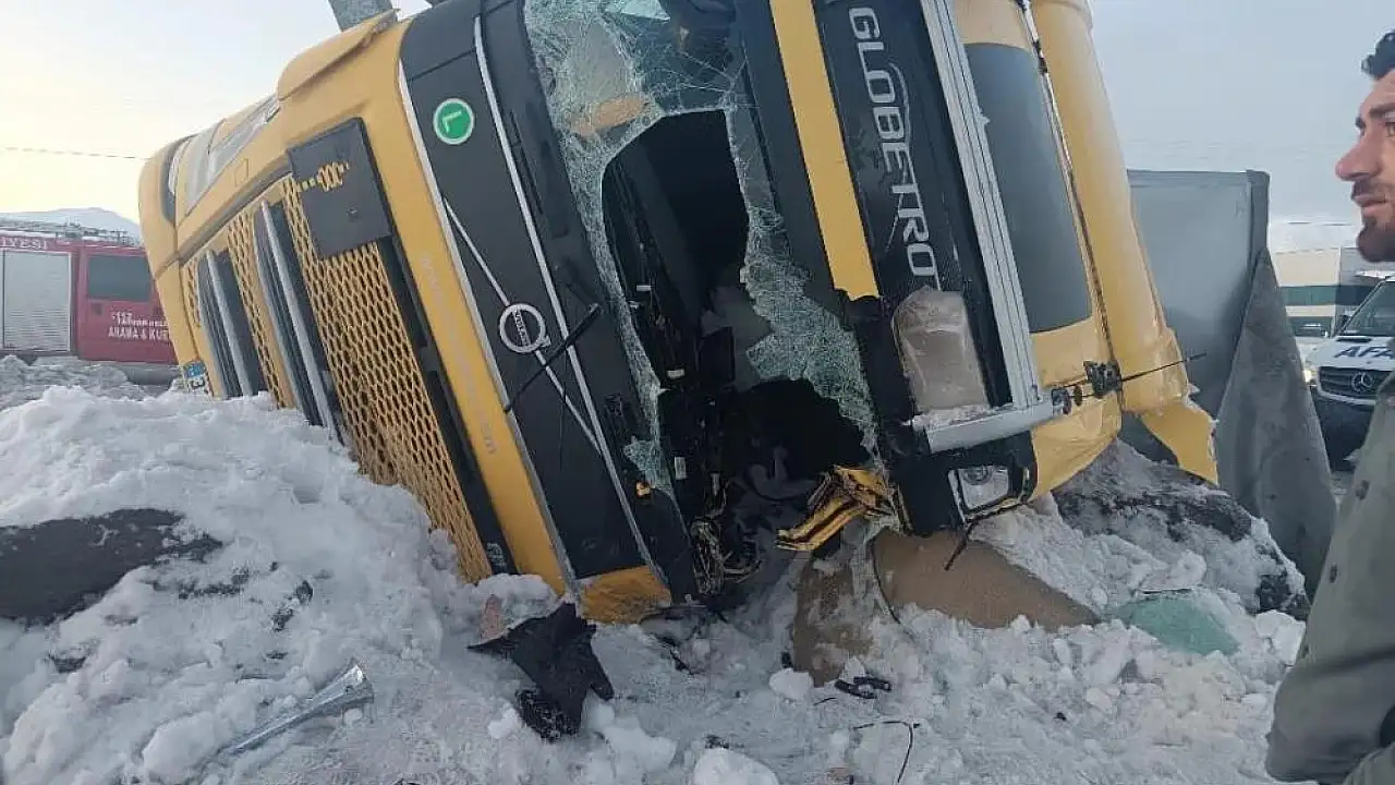 Bitlis’te Buzlanma Nedeniyle 2 Tır Devrildi: 1 Yaralı