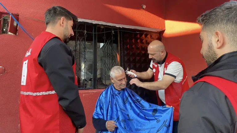 Yaşlılara Moral Veren Kızılay Gönüllüleri