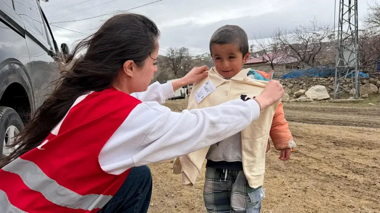 Kargakonmaz Köyündeki Çocuklara Kış Giyimi Desteği