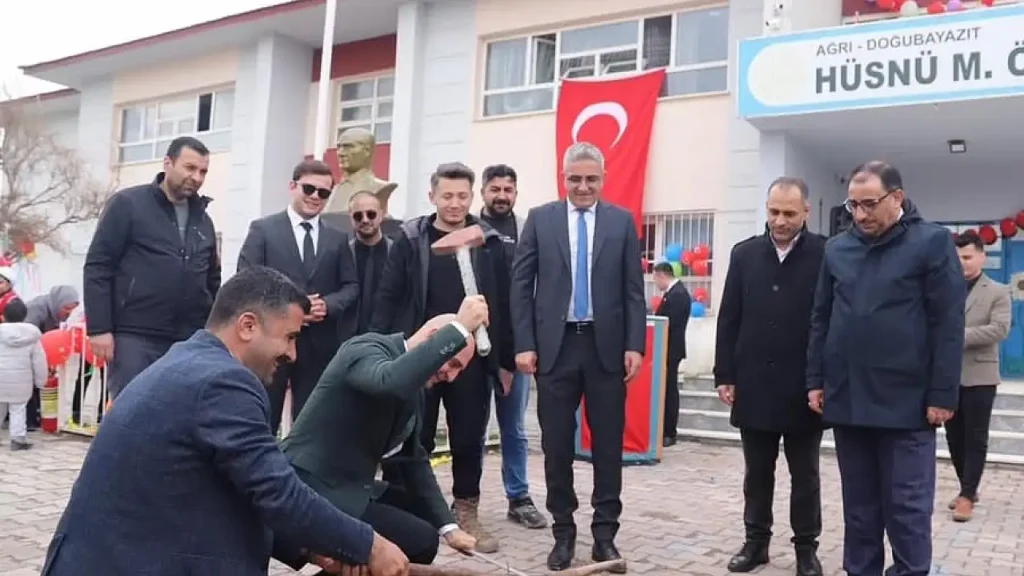 Doğubayazıt’ta Nevruz Coşkusu: Kaymakam Ateş Yaktı ve Demir Dövdü