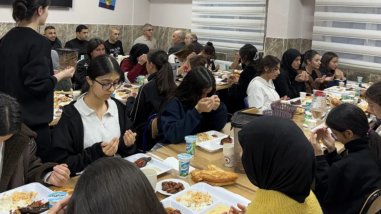 Doğubayazıt’ta Okullarda Ramazan İftar Programları Düzenlendi