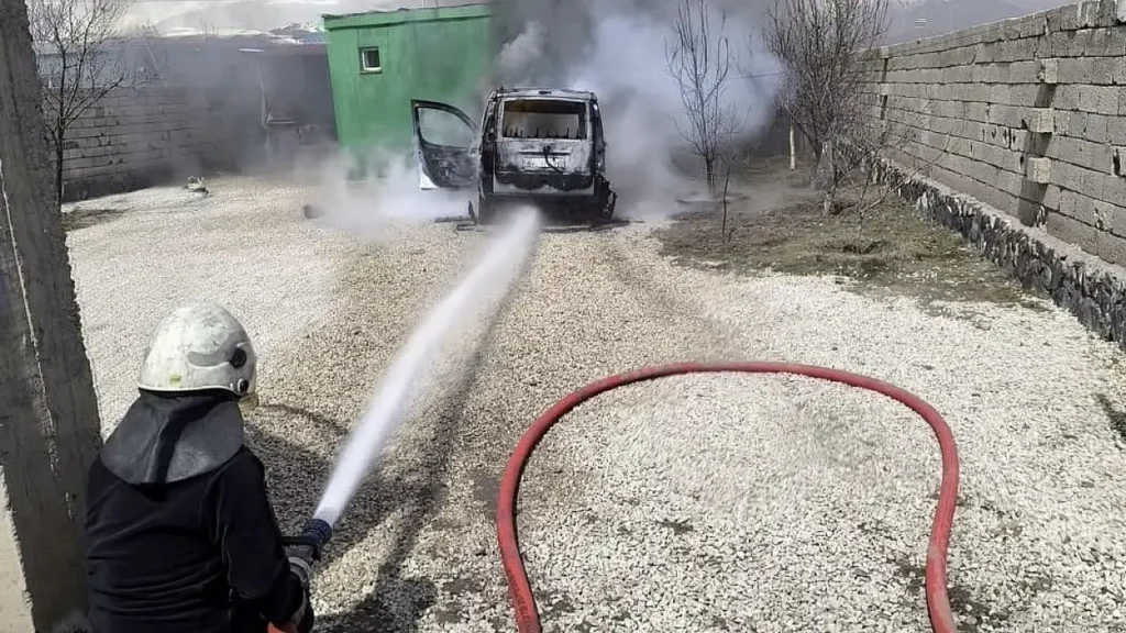 Doğubayazıt’ta Park Halindeki Araç Yangını Neden Oldu?