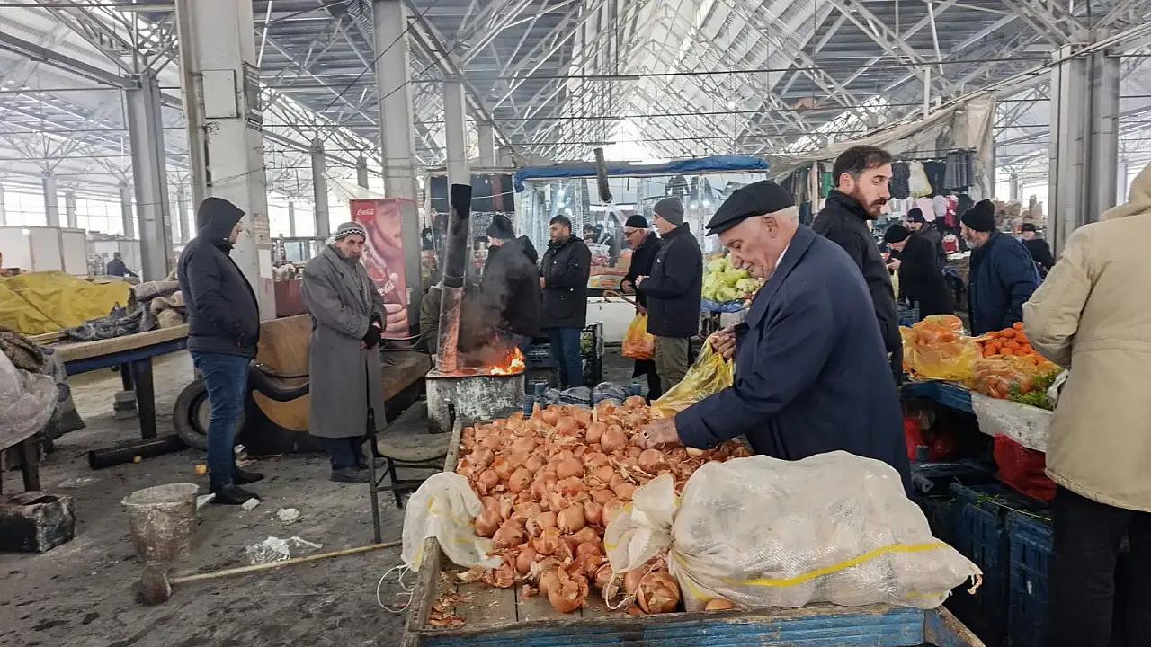 Ağrı’da Pazarcılar Soğukla Mücadele Ediyor