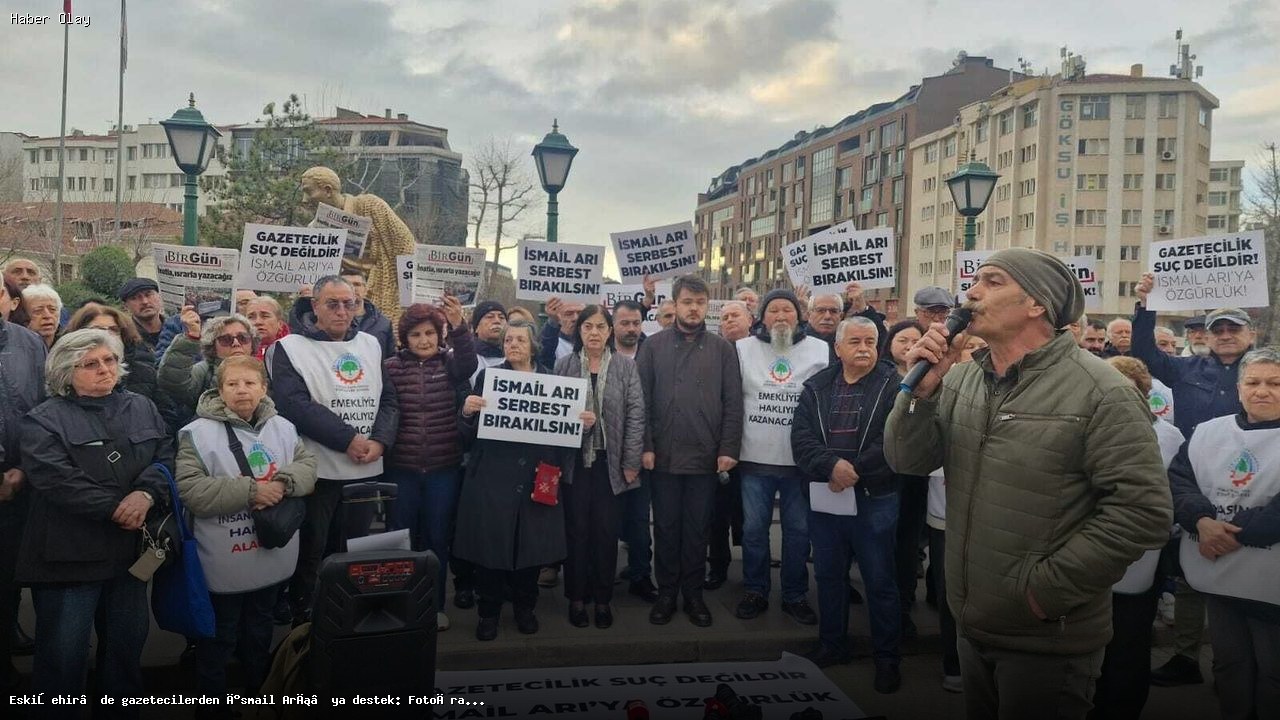 Eskişehir’de Gazetecilere Destek İçin Fotoğraf Makinelerini Bıraktılar