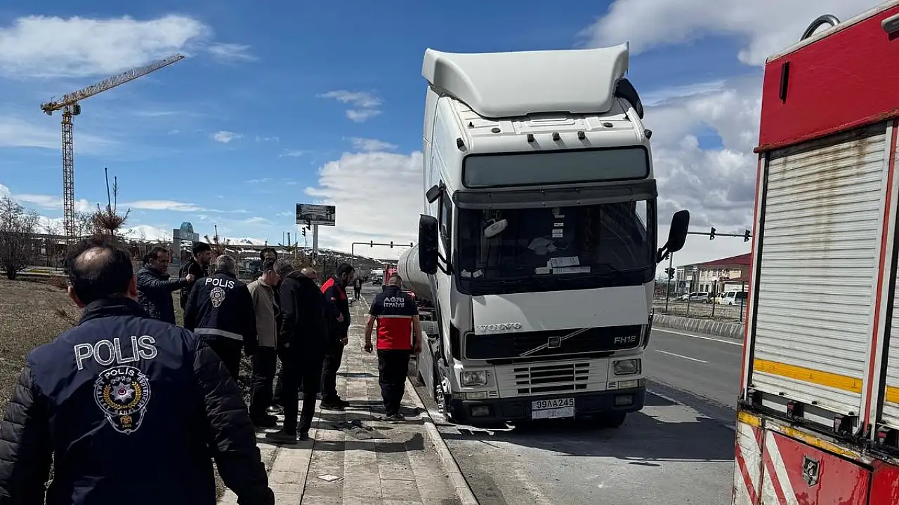 Ağrı’da Gümrük Kapısına Giden Tırda Yangın Çıktı