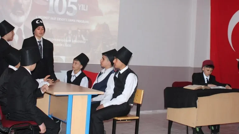 Hamur’da İstiklal Marşı’nın 105. Yılı Coşkuyla Kutlandı
