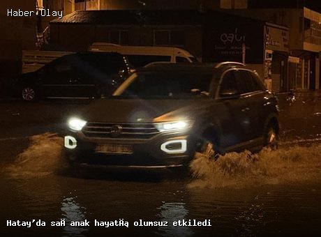 Hatay’da sağanak yağış yolları kapattı, ekipler sevk edildi